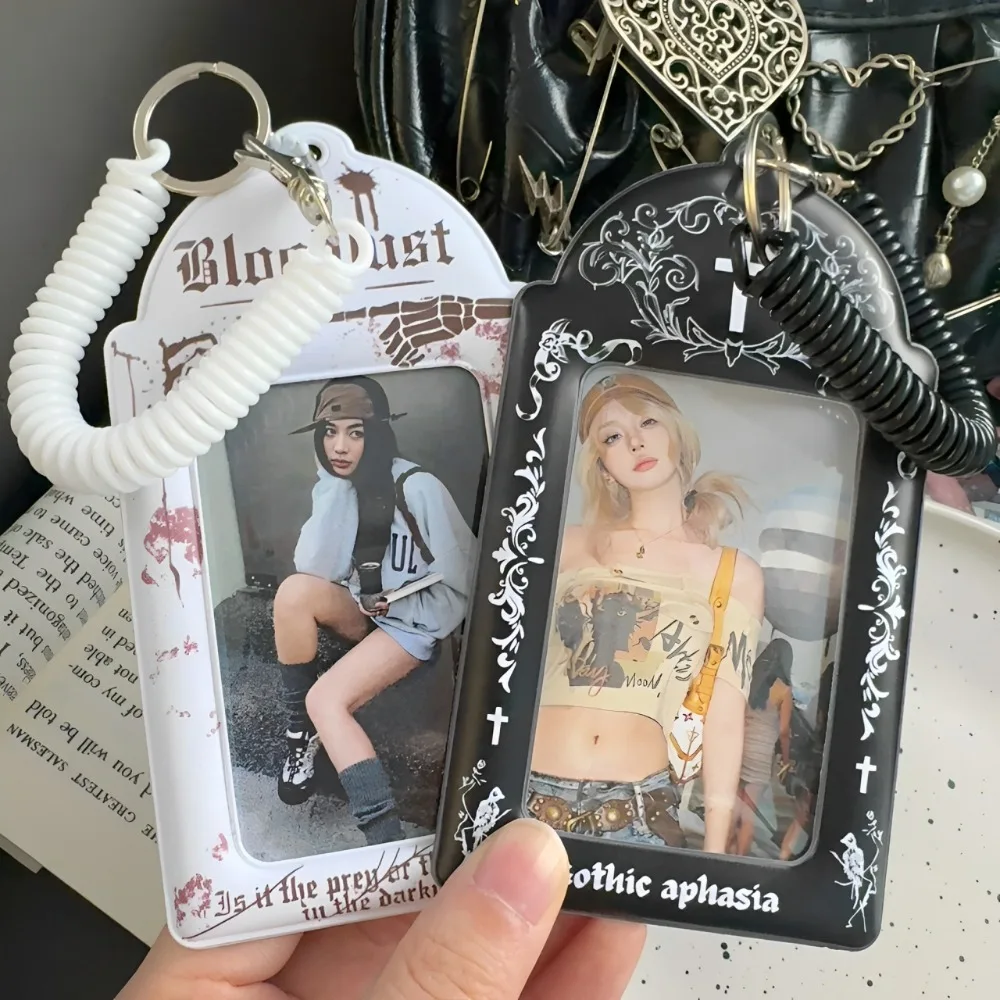 Чехол для карт из ПВХ серии Gothic Dark с пружинной веревкой HD Kpop Idol Card Защитная звезда Маленькая подвеска для хранения карт Держатель для карт
Чехол для карт из ПВХ серии Gothic Dark с пружинной веревкой HD Kpop Idol Card Защитная звезда Маленькая подвеска для хранения карт Держатель для карт
