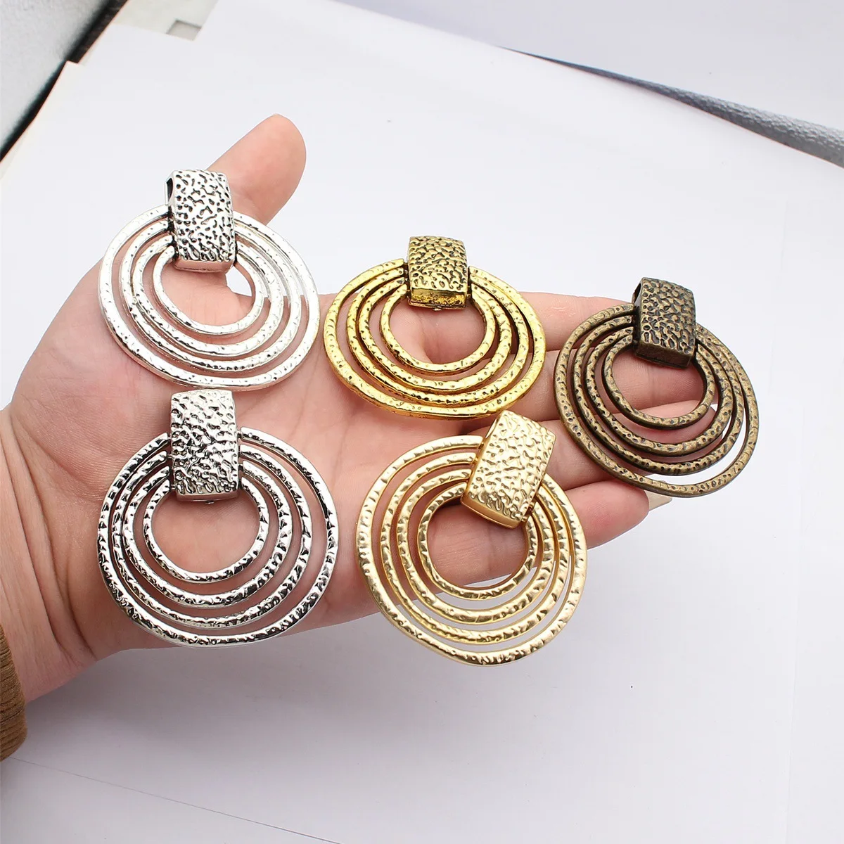 WYSIWYG 1pcs 67x63mm 5 Colors Multi-Layered Hammered Circular Pendant For DIY Jewelry Making
WYSIWYG 1pcs 67x63mm 5 Colors Multi-Layered Hammered Circular Pendant For DIY Jewelry Making