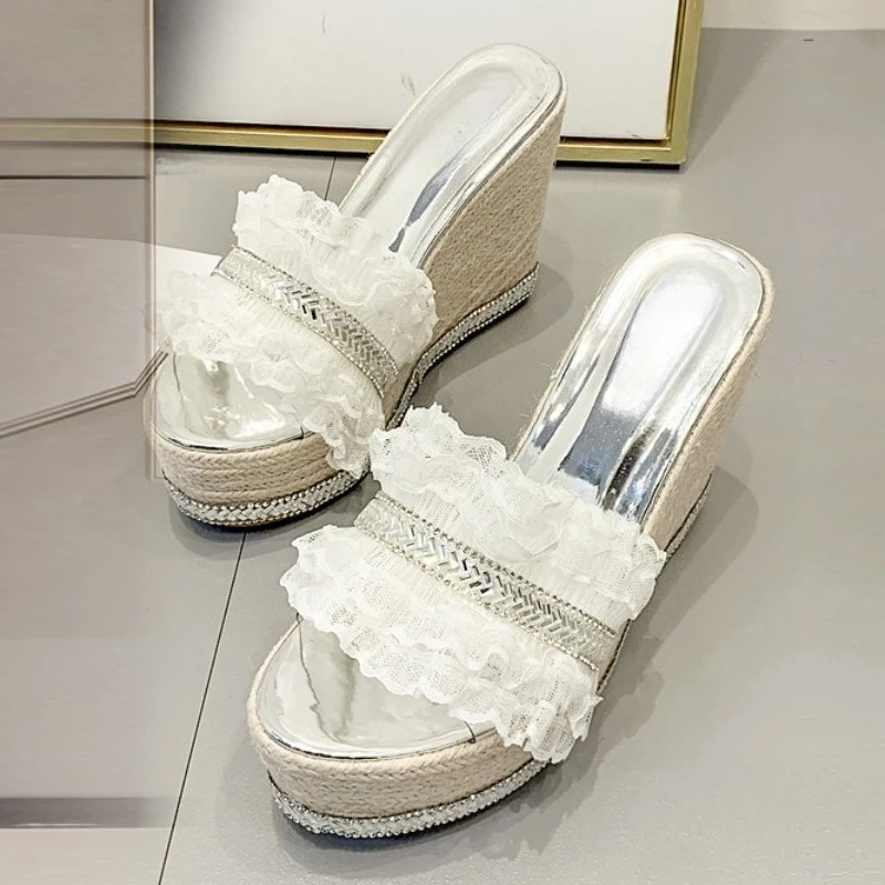 Eilyken New Summer Fashion Lace Solid Platform Wedges Women Slippers Designer CRYSTAL Weave Thick Bottom Female Shoes
Eilyken New Summer Fashion Lace Solid Platform Wedges Women Slippers Designer CRYSTAL Weave Thick Bottom Female Shoes