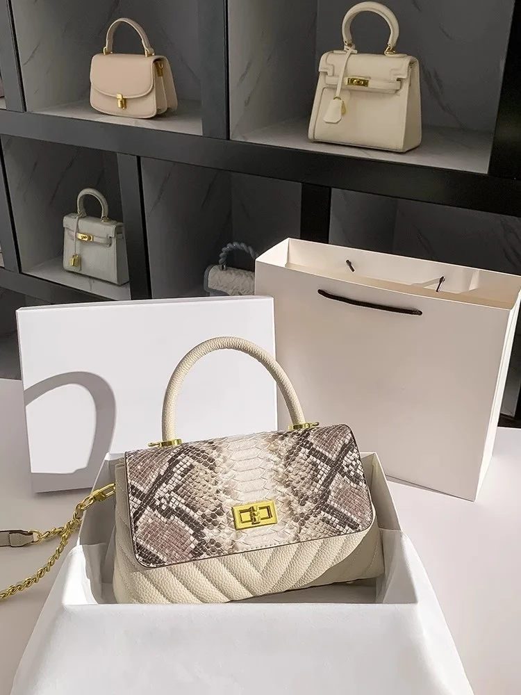 Popular and Luxury Handbag with Charming Decoration and Chain Women's Stylish and Versatile Shoulder Crossbody Bag for Dating
Popular and Luxury Handbag with Charming Decoration and Chain Women's Stylish and Versatile Shoulder Crossbody Bag for Dating