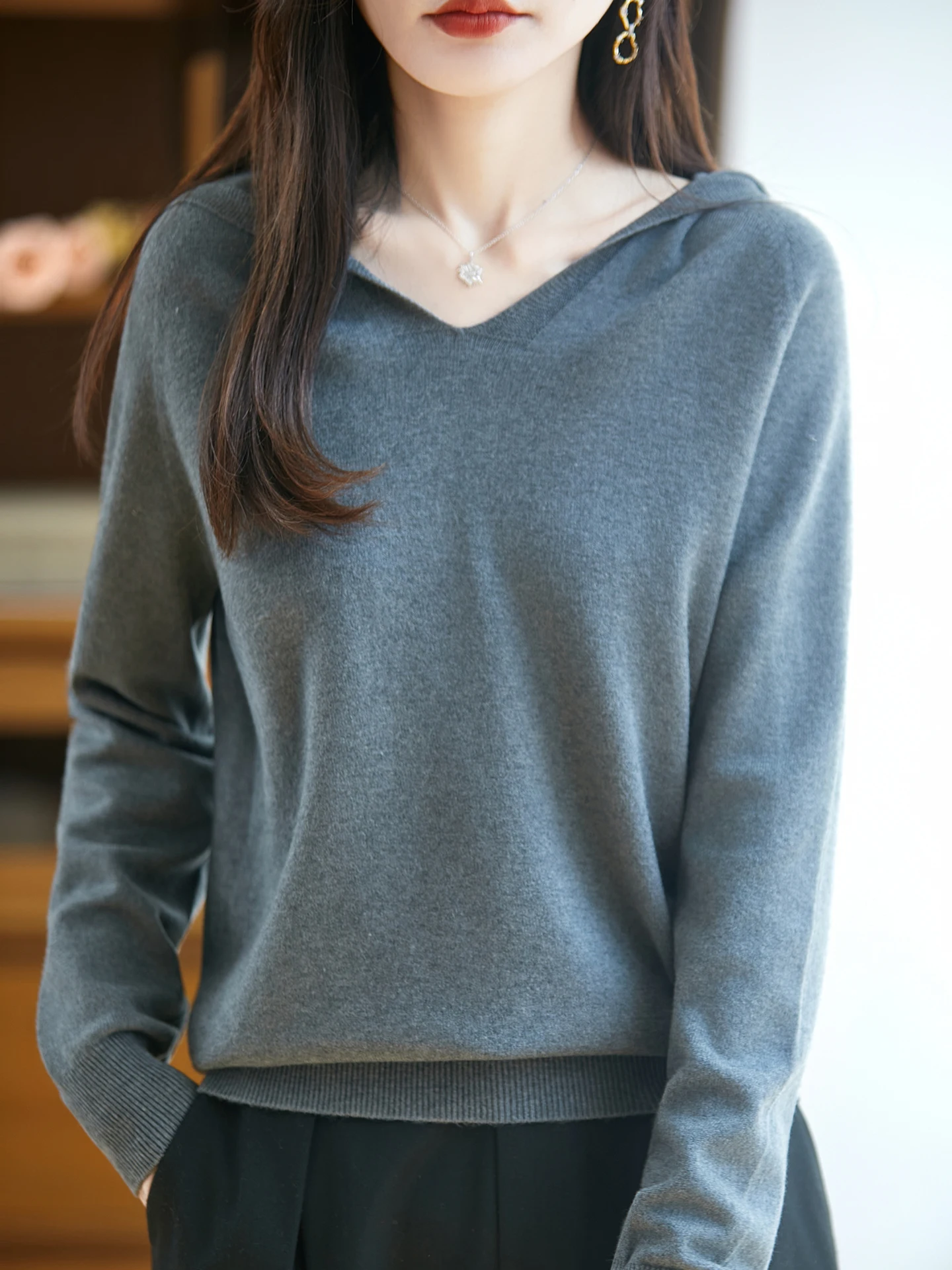 2025 Wool Knitted Women's V-neck Hoodie Sweater Loose Regular Wool Base Top Knitted Sweater
2025 Wool Knitted Women's V-neck Hoodie Sweater Loose Regular Wool Base Top Knitted Sweater