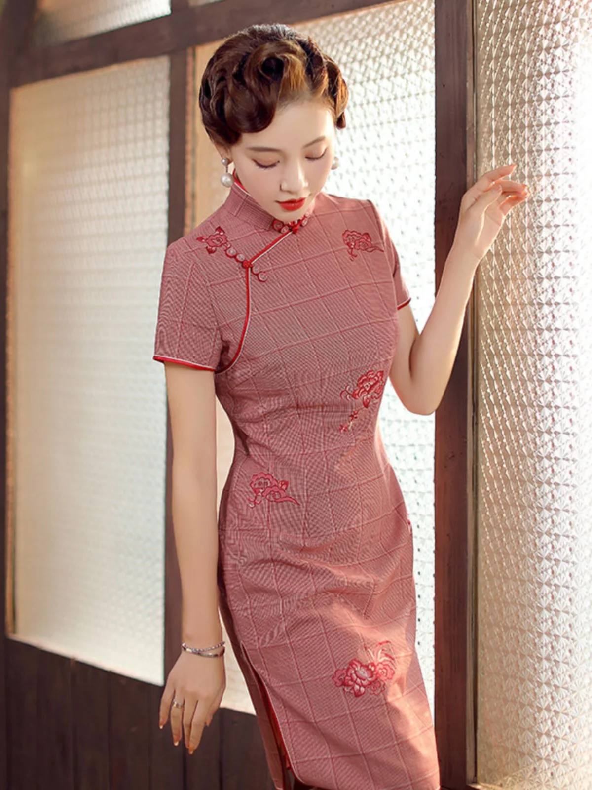 Женское шерстяное платье Ele Young, приталенное, с вышивкой, в красную клетку, винтажное, повседневное, с низким разрезом
Женское шерстяное платье Ele Young, приталенное, с вышивкой, в красную клетку, винтажное, повседневное, с низким разрезом