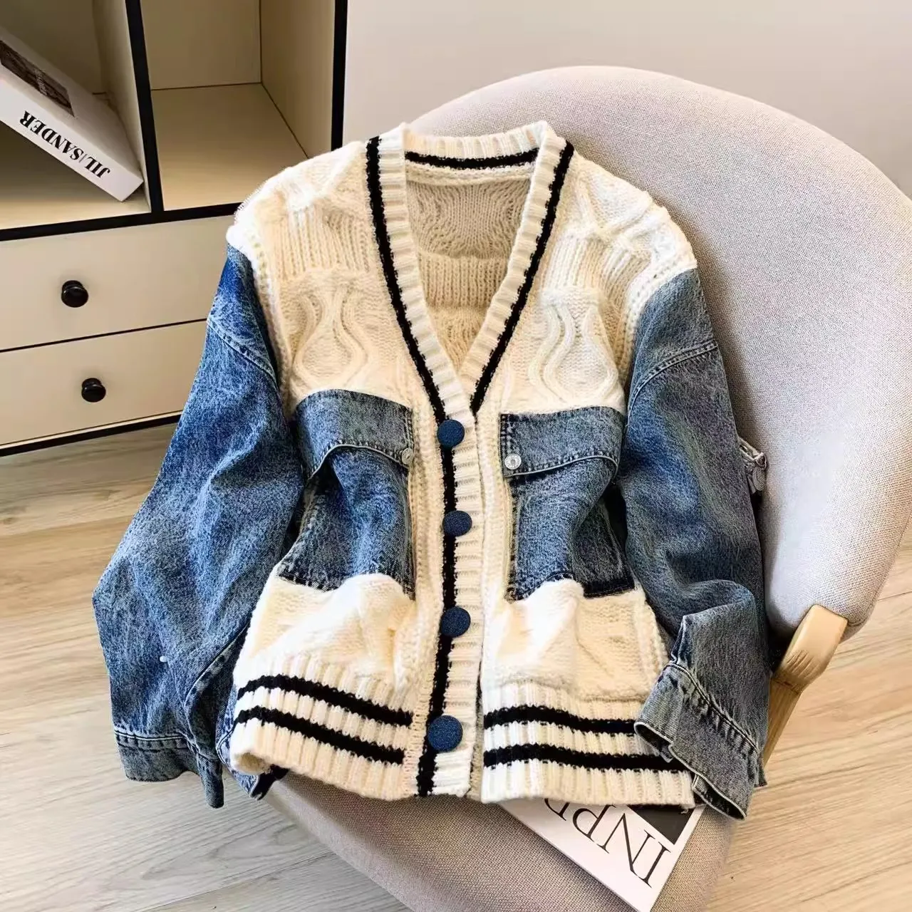 Женский британский кардиган с v-образным вырезом, свитера с длинными рукавами, осень-зима, вязаный джинсовый джемпер в стиле пэчворк, свитера, пальто NZ125
Женский британский кардиган с v-образным вырезом, свитера с длинными рукавами, осень-зима, вязаный джинсовый джемпер в стиле пэчворк, свитера, пальто NZ125