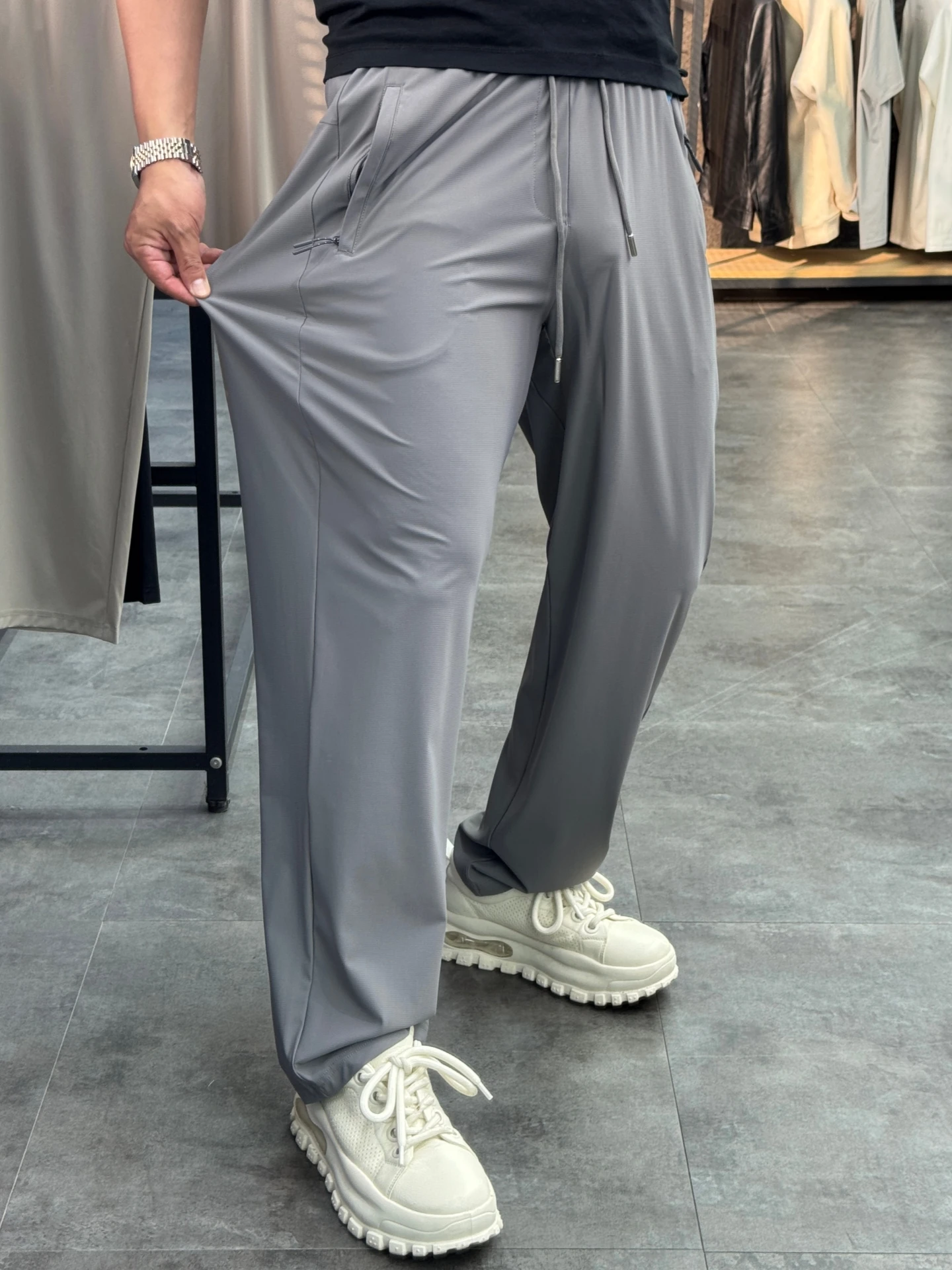 Мужские летние легкие комфортные эластичные дышащие свободные прямые повседневные брюки Svip из ледяного шелка с охлаждающим эффектом и нулевым давлением
Мужские летние легкие комфортные эластичные дышащие свободные прямые повседневные брюки Svip из ледяного шелка с охлаждающим эффектом и нулевым давлением