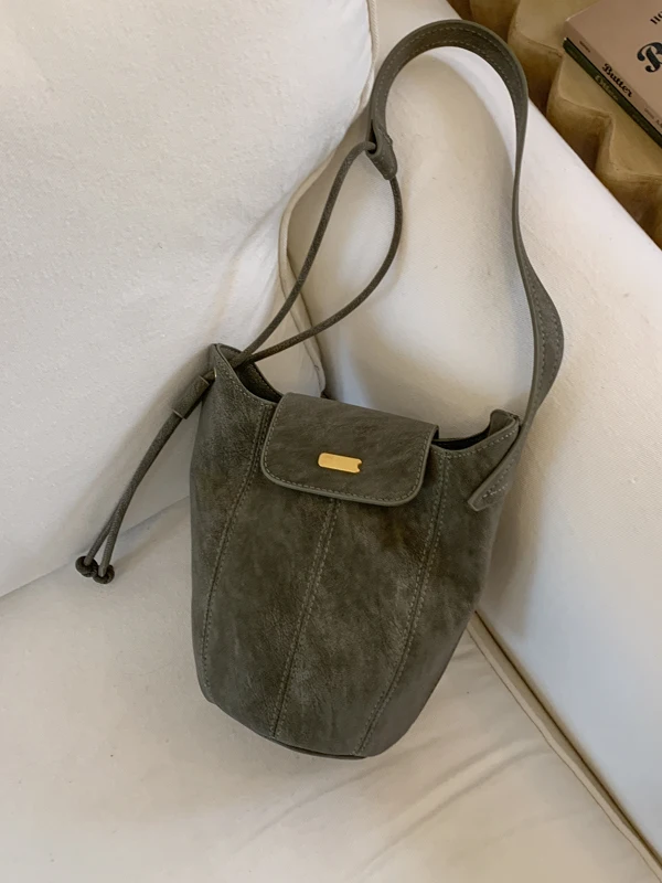 Универсальная женская сумка-мешок в стиле ретро, модная сумка через плечо на одно плечо, простой дизайн, высококачественная кожа
Универсальная женская сумка-мешок в стиле ретро, модная сумка через плечо на одно плечо, простой дизайн, высококачественная кожа