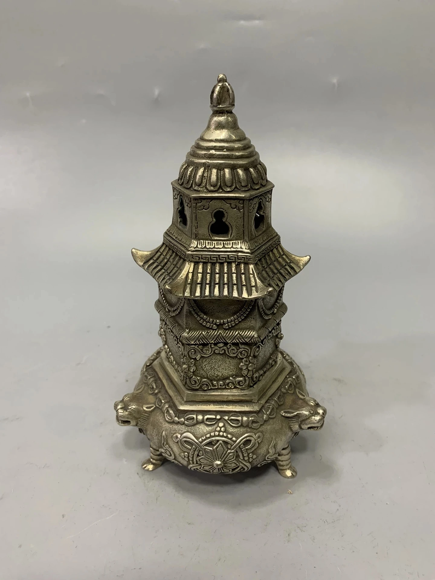 Exquisite retro white copper Hutou pagoda incense burner home decoration
Exquisite retro white copper Hutou pagoda incense burner home decoration