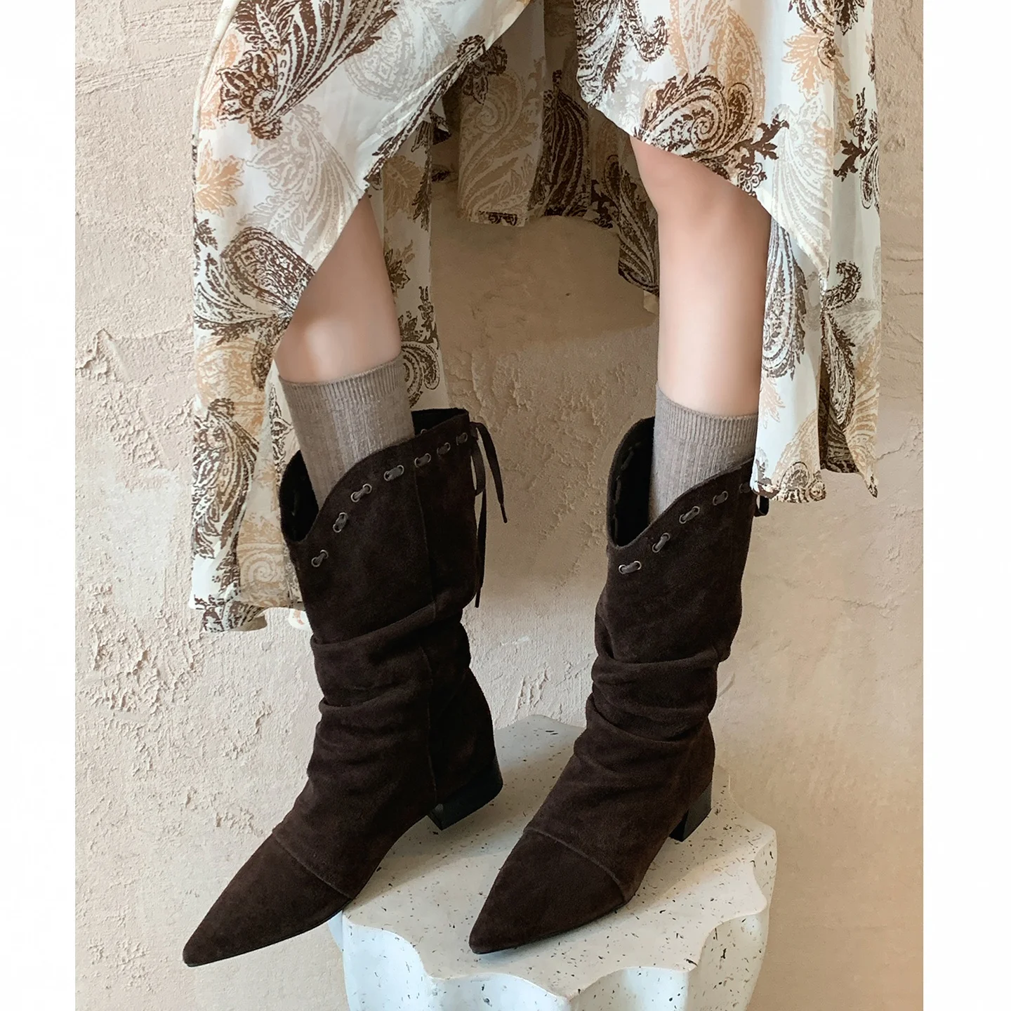 Fashion News Women Mid-calf Boots Cow Suede Low Heels Genuine Leather Pointed Toe Western Boots Dress V-shaped Ankle Boots
Fashion News Women Mid-calf Boots Cow Suede Low Heels Genuine Leather Pointed Toe Western Boots Dress V-shaped Ankle Boots