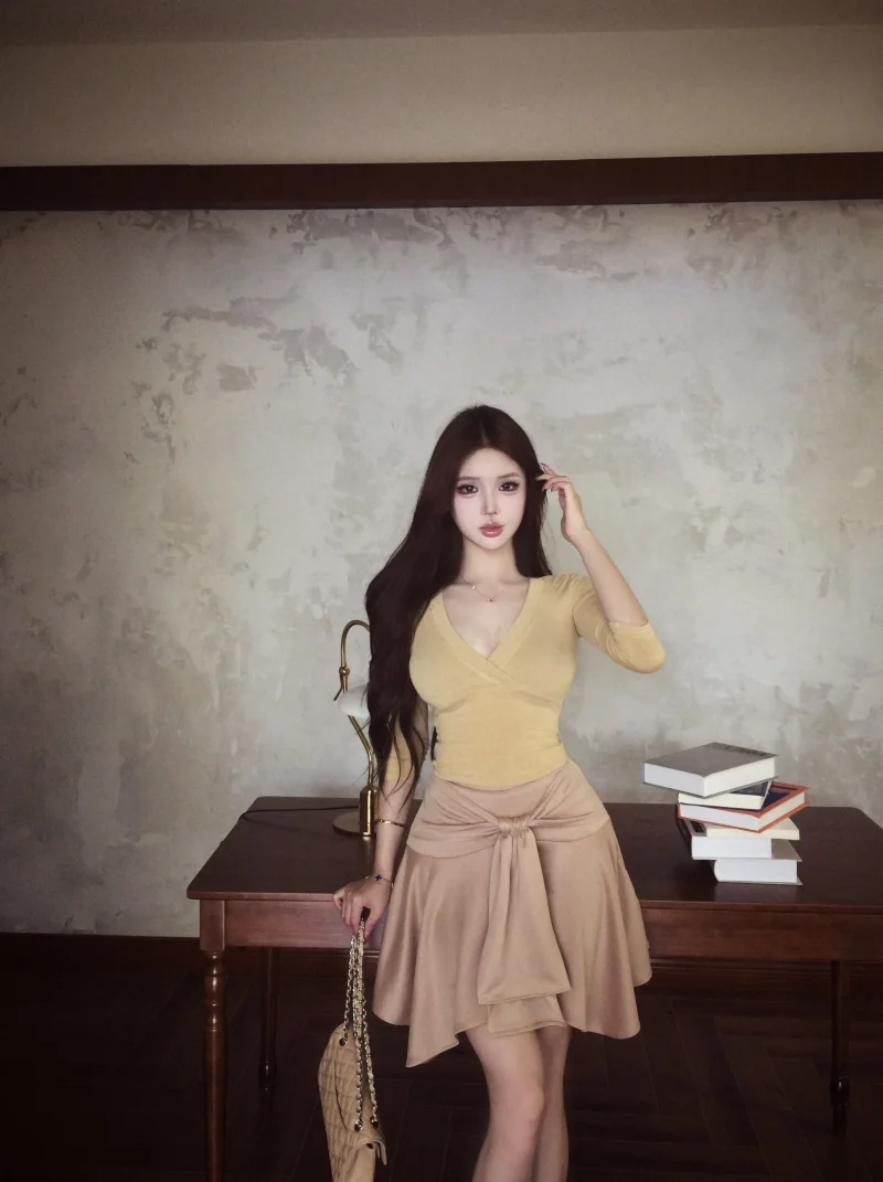 Pure Desire Style Women's Fashion Set Deep V-neck Mid-sleeve High Waist Knot Skirt Two-piece Summer Outfit
Pure Desire Style Women's Fashion Set Deep V-neck Mid-sleeve High Waist Knot Skirt Two-piece Summer Outfit