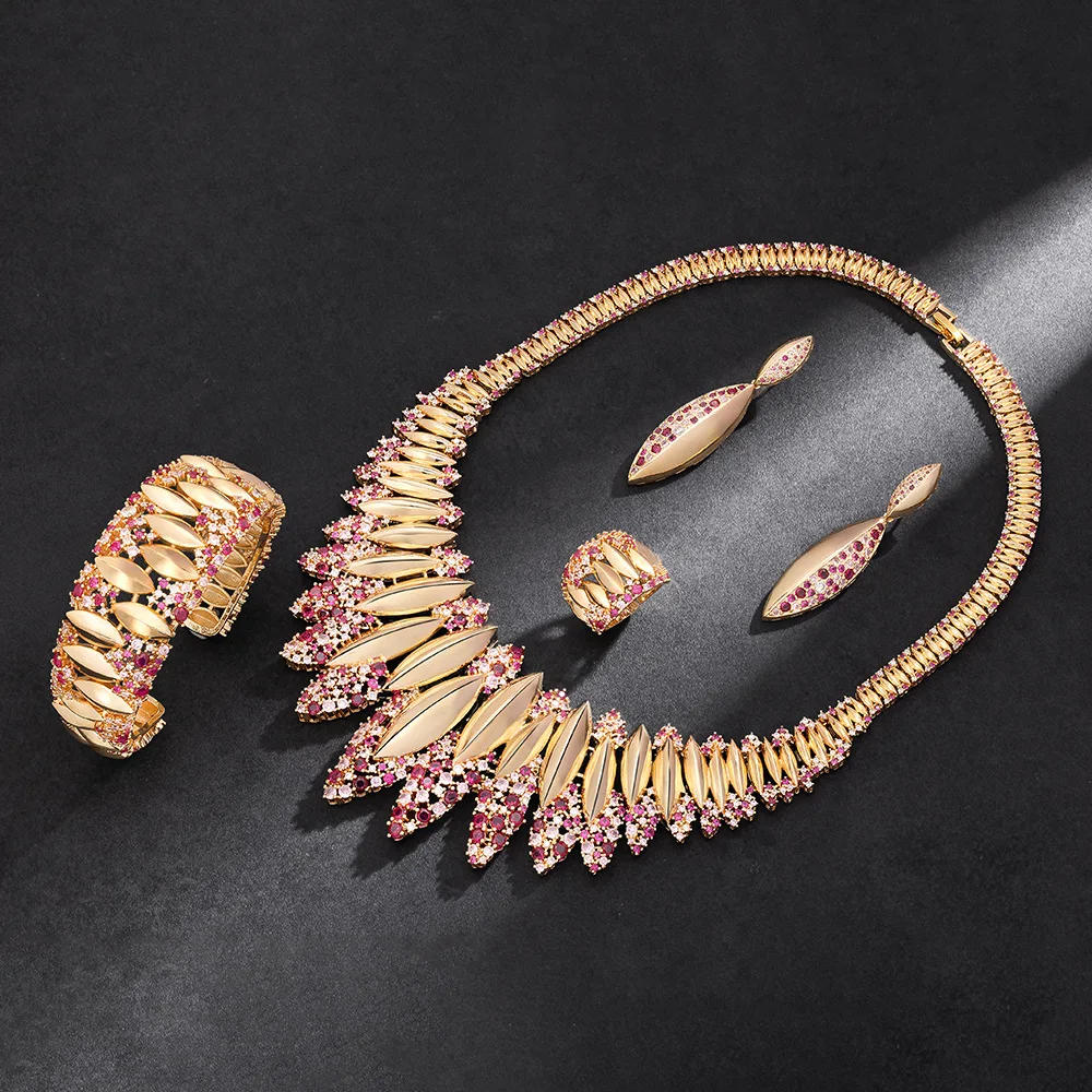 Ensemble de mariage élégant et sophistiqué, en diamants pleins, brillant et raffiné, pour des fêtes et des banquets de mariées.
Ensemble de mariage élégant et sophistiqué, en diamants pleins, brillant et raffiné, pour des fêtes et des banquets de mariées.