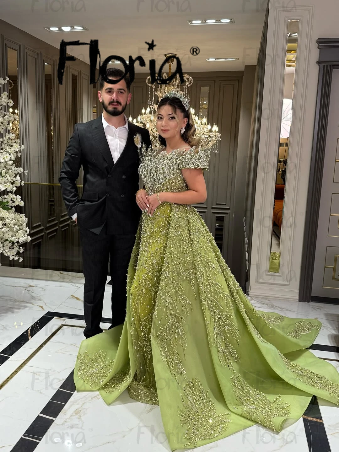 Роскошное вечернее платье с зелеными кристаллами и бисером, с открытыми плечами, бальное платье принцессы, вечернее платье со шлейфом и жемчугом по индивидуальному заказу 
Роскошное вечернее платье с зелеными кристаллами и бисером, с открытыми плечами, бальное платье принцессы, вечернее платье со шлейфом и жемчугом по индивидуальному заказу