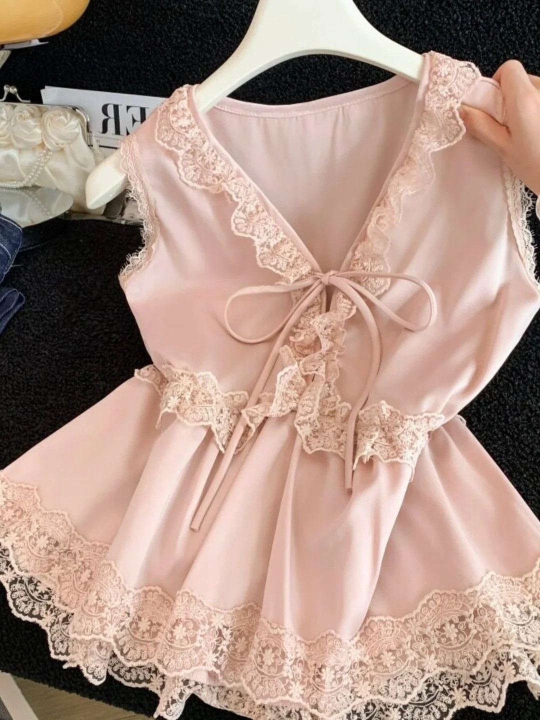 Summer New Style Women's Lace Trim V-neck Tie Sleeveless Shirt Beautiful Slimming Top Fashionable Elegant Casual Polyester Fiber
Summer New Style Women's Lace Trim V-neck Tie Sleeveless Shirt Beautiful Slimming Top Fashionable Elegant Casual Polyester Fiber