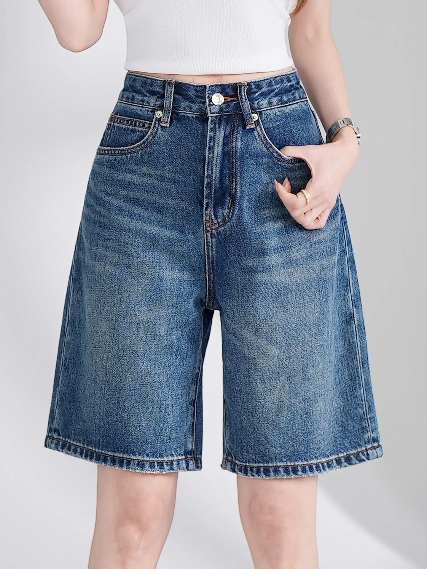 Retro High Waist Loose Fit Lightweight Summer Denim Shorts Women's Casual Wide Leg Five-Point Pants Breathable Comfortable
Retro High Waist Loose Fit Lightweight Summer Denim Shorts Women's Casual Wide Leg Five-Point Pants Breathable Comfortable