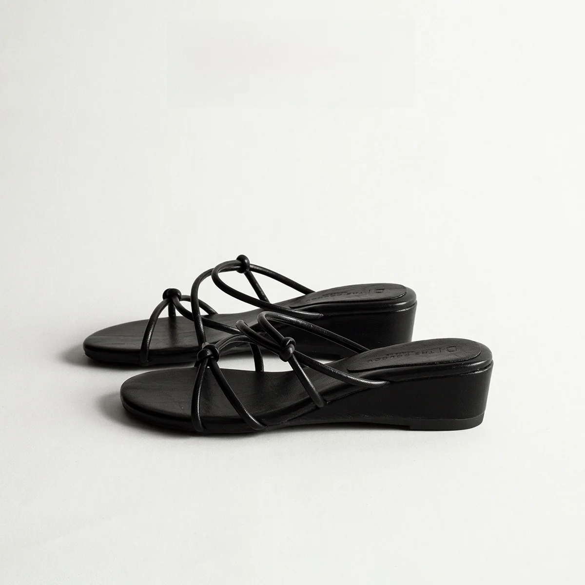 Retro Minimalist High Heel Slope Heel Sandals Women Summer Outdoor Wear Gentle Style Match Skirts Toe Beach Vacation Cool San...
Retro Minimalist High Heel Slope Heel Sandals Women Summer Outdoor Wear Gentle Style Match Skirts Toe Beach Vacation Cool San...