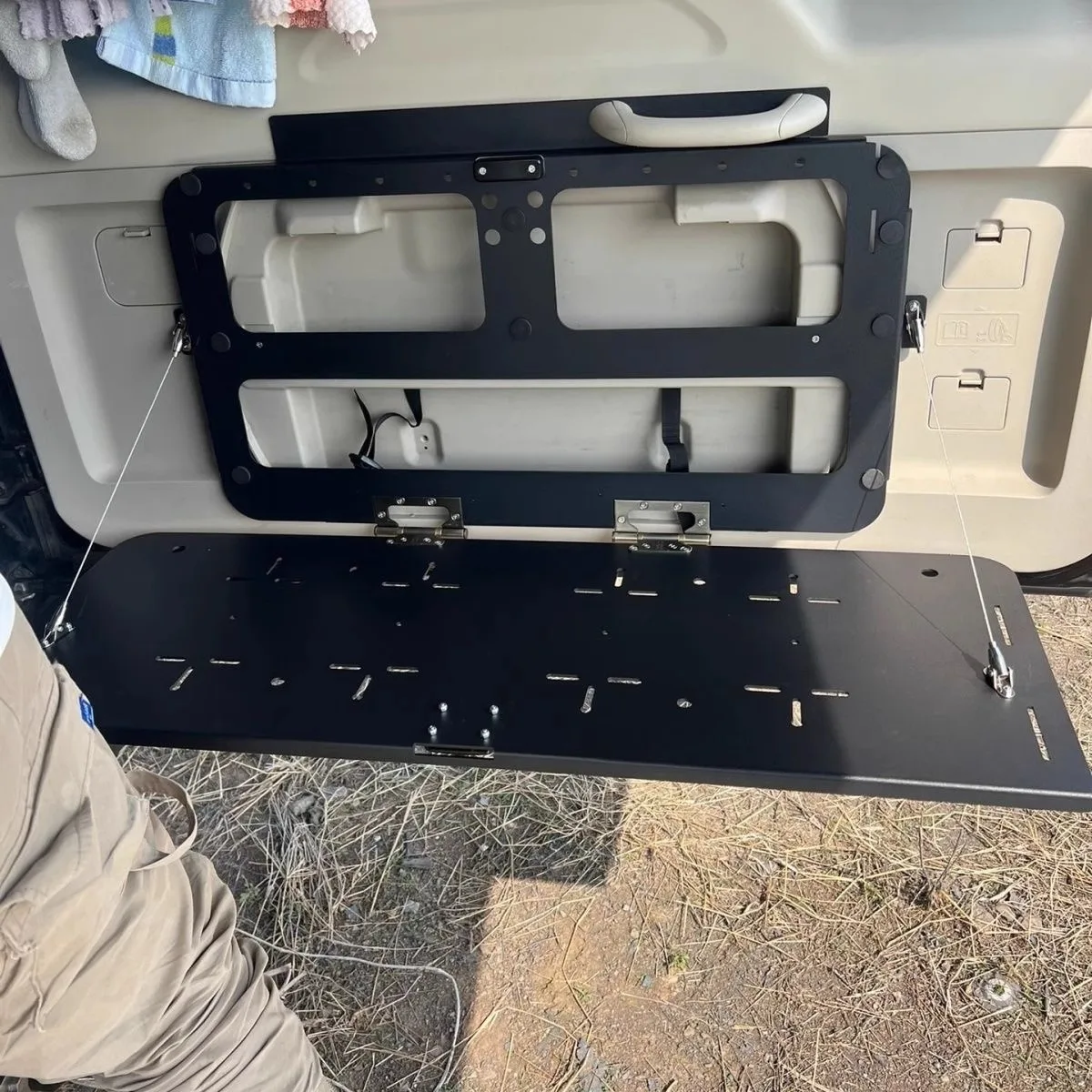 Стол задней двери багажника совместим с 07-22 Mitsubishi Montero Shogun Pajero V97V93V87, металлический складной столик для автомобиля на задней двери.
Стол задней двери багажника совместим с 07-22 Mitsubishi Montero Shogun Pajero V97V93V87, металлический складной столик для автомобиля на задней двери.