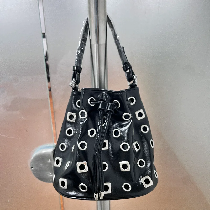 Сумка-ведро с полыми заклепками, женская креативная сумка в стиле панк, дизайн на шнурке, брендовая сумка через плечо, изысканная сумка на плечо с цепочкой
Сумка-ведро с полыми заклепками, женская креативная сумка в стиле панк, дизайн на шнурке, брендовая сумка через плечо, изысканная сумка на плечо с цепочкой