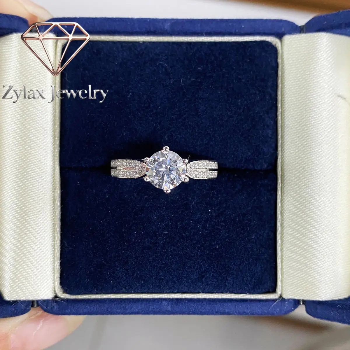 Zylax Jewelry Luxury 18K white gold solid platinum PT950 Women's Six Claw Star Queen D Color 1 karat Diamond Ring
Zylax Jewelry Luxury 18K white gold solid platinum PT950 Women's Six Claw Star Queen D Color 1 karat Diamond Ring