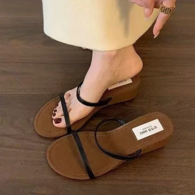2025 Summer Women's Platform Wedge Sandals Thin Strap Height Increasing Beach Slippers Unique Designer Flip Flops Casual Shoes
2025 Summer Women's Platform Wedge Sandals Thin Strap Height Increasing Beach Slippers Unique Designer Flip Flops Casual Shoes