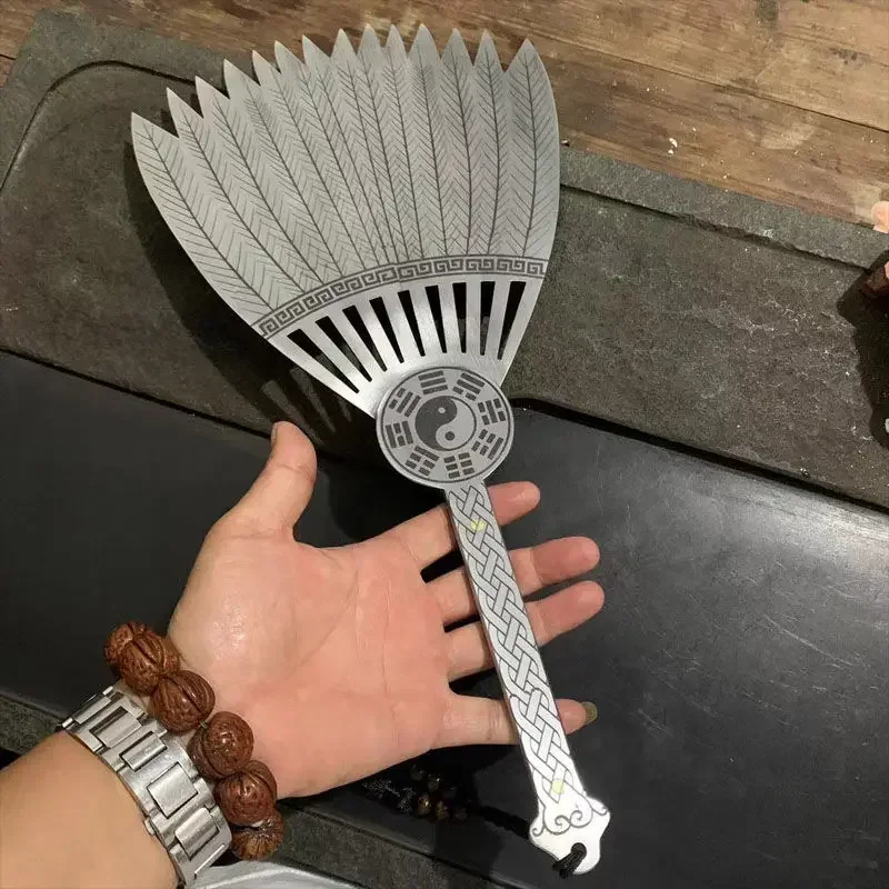 Outdoor Romance of the Three Kingdoms Zhuge Liang White Feather Fan Tai Chi Bagua Fan Handmade Tea Needle Tool Ornament Metal
Outdoor Romance of the Three Kingdoms Zhuge Liang White Feather Fan Tai Chi Bagua Fan Handmade Tea Needle Tool Ornament Metal