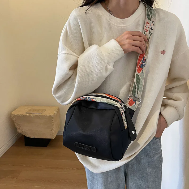 Модные сумки через плечо для женщин, ткань Оксфорд, подушка, сумка на плечо, большая вместительная дорожная повседневная уличная маленькая тканевая сумка
Модные сумки через плечо для женщин, ткань Оксфорд, подушка, сумка на плечо, большая вместительная дорожная повседневная уличная маленькая тканевая сумка