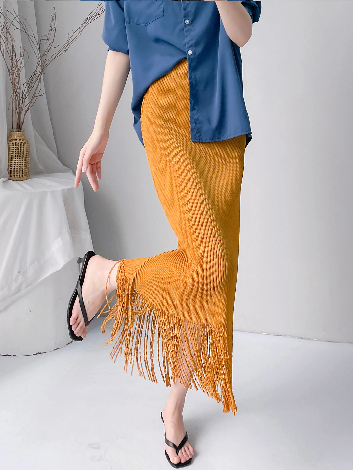 Женская юбка миди А-силуэта с высокой талией из высококачественного полиэстера, с бантом и бахромой, трехмерная плиссировка
Женская юбка миди А-силуэта с высокой талией из высококачественного полиэстера, с бантом и бахромой, трехмерная плиссировка