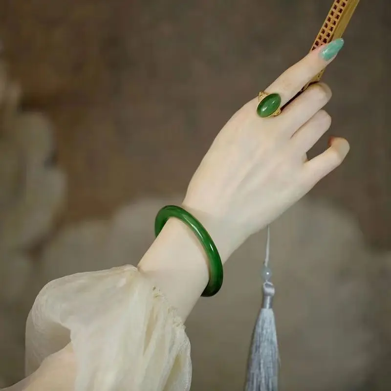 Coarse Round Spinach Green with One Step One Ring Dingdang Best Friend Female Bracelet
Coarse Round Spinach Green with One Step One Ring Dingdang Best Friend Female Bracelet
