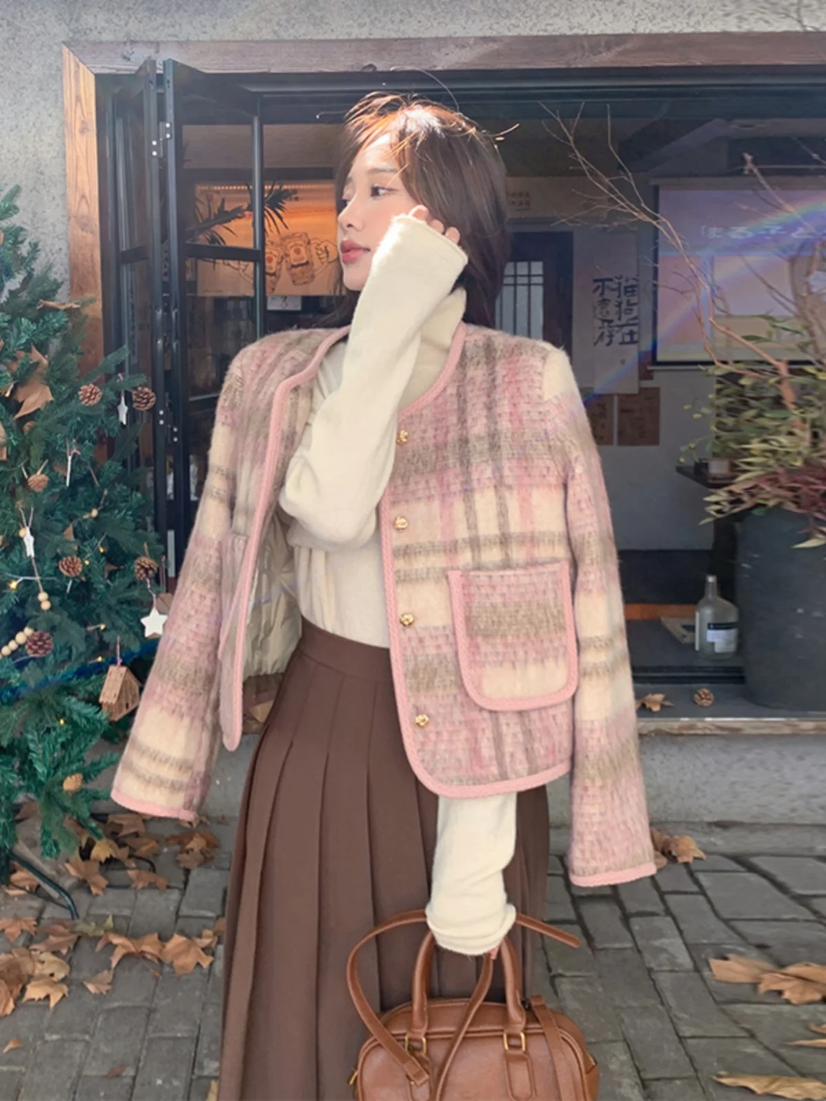 Модная розовая короткая стеганая куртка-пуховик для женщин, корейский стиль, для повседневной носки, в клетку, с круглым вырезом, на одной пуговице
Модная розовая короткая стеганая куртка-пуховик для женщин, корейский стиль, для повседневной носки, в клетку, с круглым вырезом, на одной пуговице