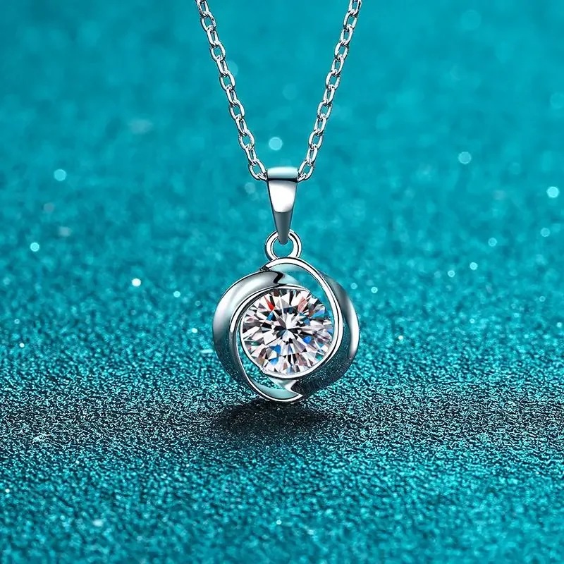 18K gold inlaid diamond women's necklace, whirlwind round bag collarbone chain 1 carat moissanite PT950 platinum pendant
18K gold inlaid diamond women's necklace, whirlwind round bag collarbone chain 1 carat moissanite PT950 platinum pendant