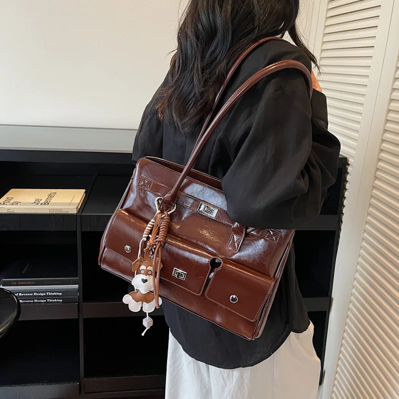 Женская большая сумка 2025 года, дизайнерская кожаная сумка на плечо большой вместимости для женщин, элегантная рабочая сумка в стиле ретро, сумка с несколькими карманами
Женская большая сумка 2025 года, дизайнерская кожаная сумка на плечо большой вместимости для женщин, элегантная рабочая сумка в стиле ретро, сумка с несколькими карманами