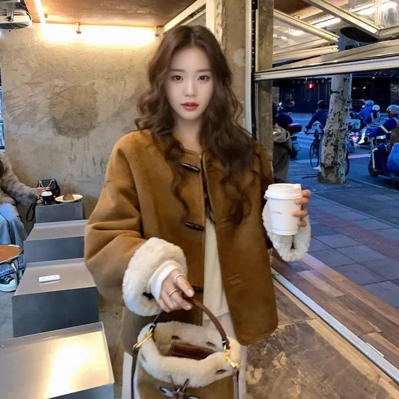 Женская куртка из овечьей шерсти, средней длины, с контрастной строчкой, декоративными элементами, застежкой на пуговицы спереди, практичными карманами, модель GF
Женская куртка из овечьей шерсти, средней длины, с контрастной строчкой, декоративными элементами, застежкой на пуговицы спереди, практичными карманами, модель GF