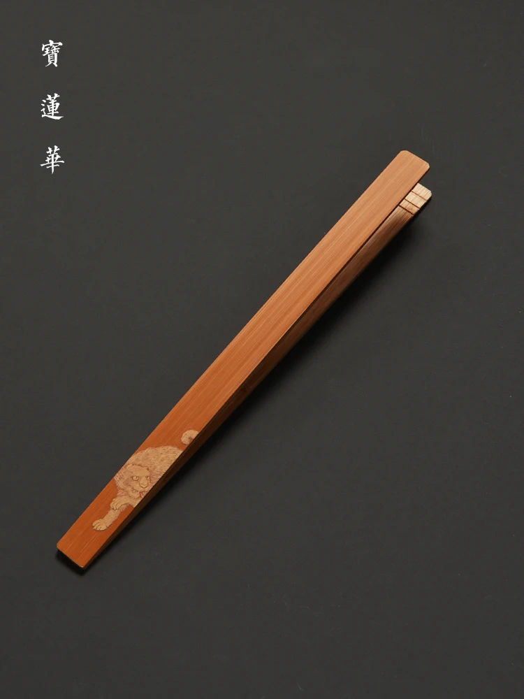 Handmade Bamboo Carving een Residue Tea Clip Jade Bamboo Tea Cup Clamp Tea Ceremony Bamboo Clamp Six Gentlemen Accories
Handmade Bamboo Carving een Residue Tea Clip Jade Bamboo Tea Cup Clamp Tea Ceremony Bamboo Clamp Six Gentlemen Accories