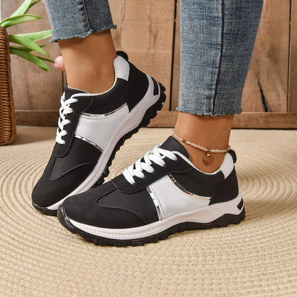 New spring and autumn casual and breathable running sports shoes for large-sized women, comfortable leather
New spring and autumn casual and breathable running sports shoes for large-sized women, comfortable leather