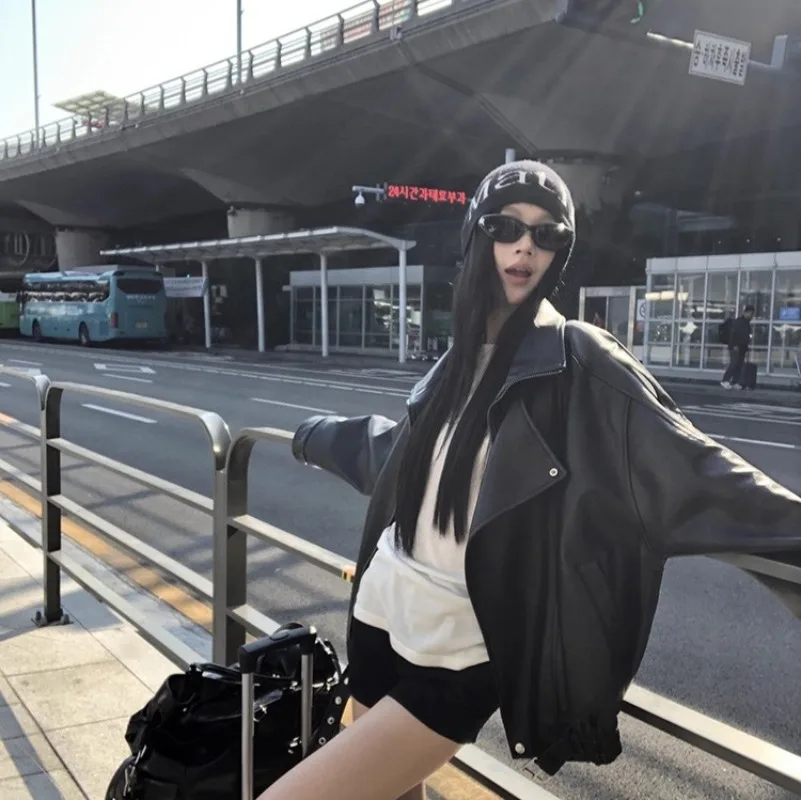 2026 New Black Leather Jackets Cool Motorcycle Lapel Zipper Retro Loose Women's Spring Autumn PU Leather Jacket Coats
2026 New Black Leather Jackets Cool Motorcycle Lapel Zipper Retro Loose Women's Spring Autumn PU Leather Jacket Coats
