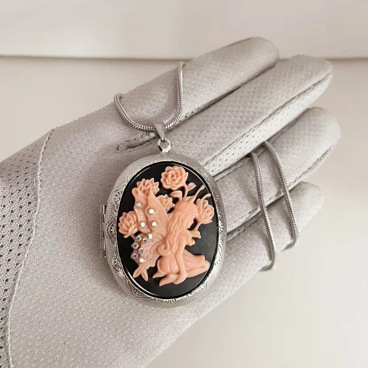 MITTO FASHION JEWELRIES AND HIGH-END ACCESSORIES STAINLESS STEEL CHAIN FAIRY CAMEO OVAL LOCKET VINTAGE NECKLACE FOR WOMEN
MITTO FASHION JEWELRIES AND HIGH-END ACCESSORIES STAINLESS STEEL CHAIN FAIRY CAMEO OVAL LOCKET VINTAGE NECKLACE FOR WOMEN