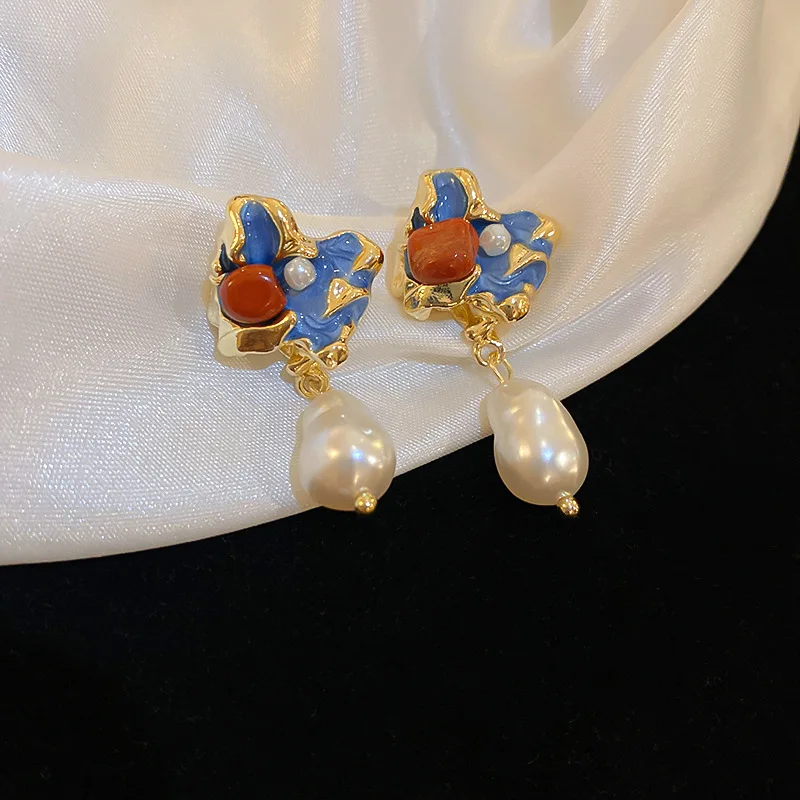 Medieval dripping oil irregular imitation pearl silver needle earrings French retro niche high-end temperament Internet
Medieval dripping oil irregular imitation pearl silver needle earrings French retro niche high-end temperament Internet