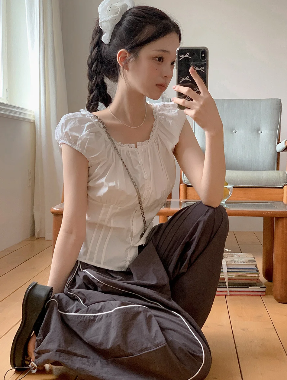 Sweet Sle ort Sve Bubble irt Women's Slim Fit Unique Summer 2025 Dongda Gate Lace Trim Top Pure Color Faion
Sweet Sle ort Sve Bubble irt Women's Slim Fit Unique Summer 2025 Dongda Gate Lace Trim Top Pure Color Faion