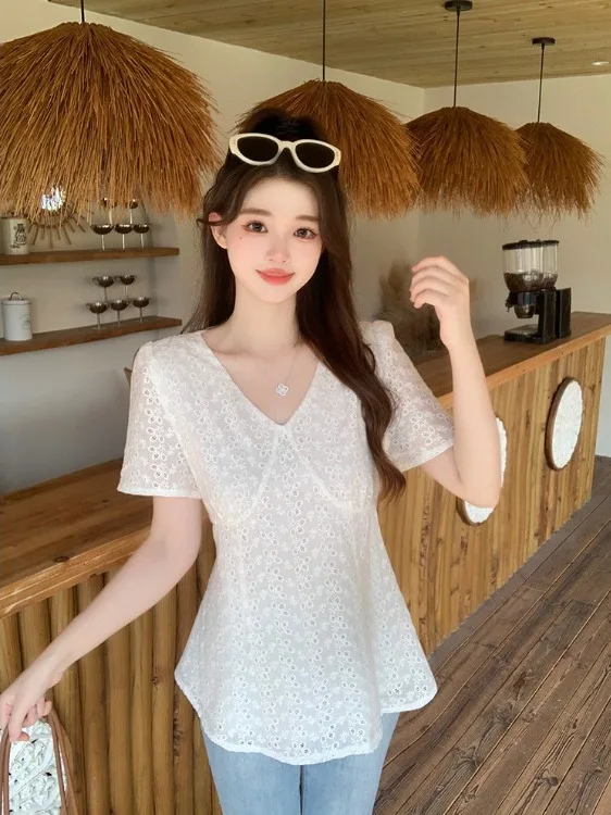 plus Size Women's Elegant White Hollow out V-Neck Short Sleeve Shirt Summer New Style Waist-Cinching Beautiful Top
plus Size Women's Elegant White Hollow out V-Neck Short Sleeve Shirt Summer New Style Waist-Cinching Beautiful Top