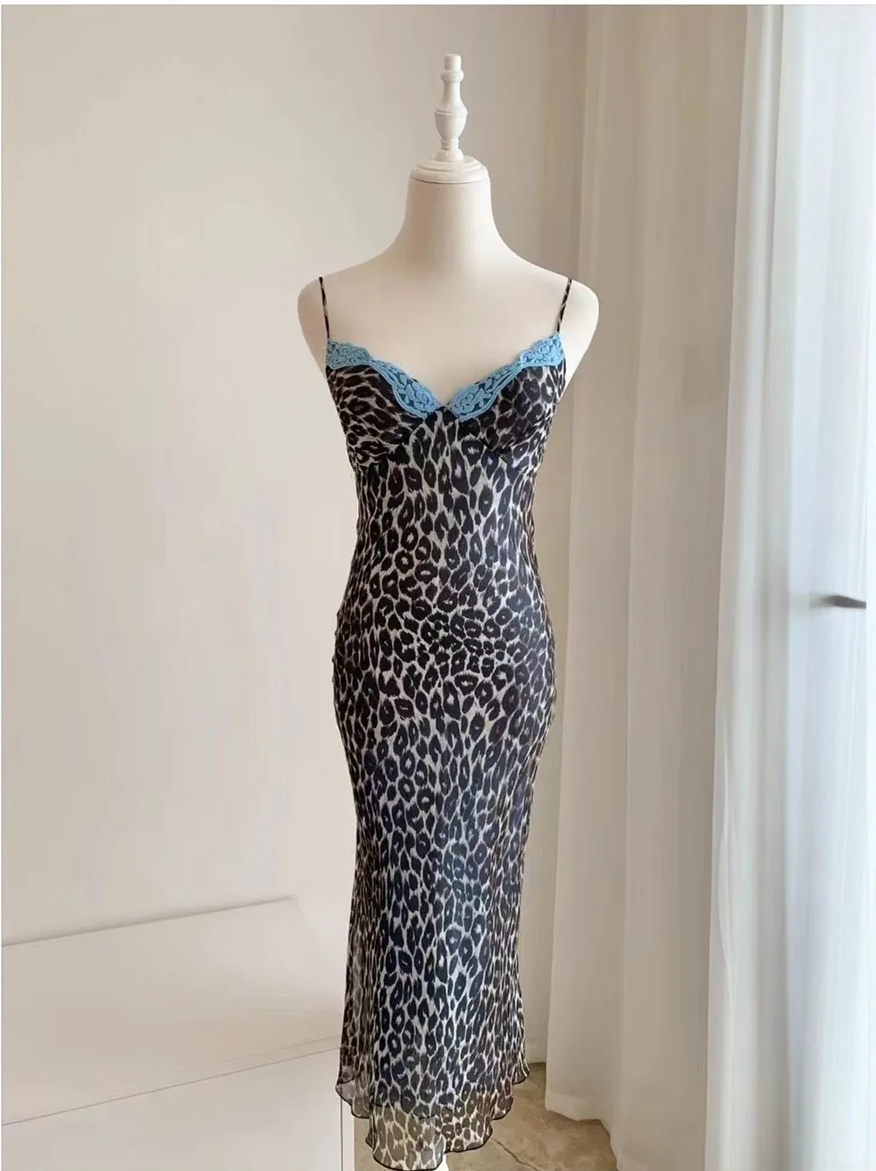 100% Silk Women's Leopard Printed Sling Midi Dress Lace Stitching Strapless dress
100% Silk Women's Leopard Printed Sling Midi Dress Lace Stitching Strapless dress