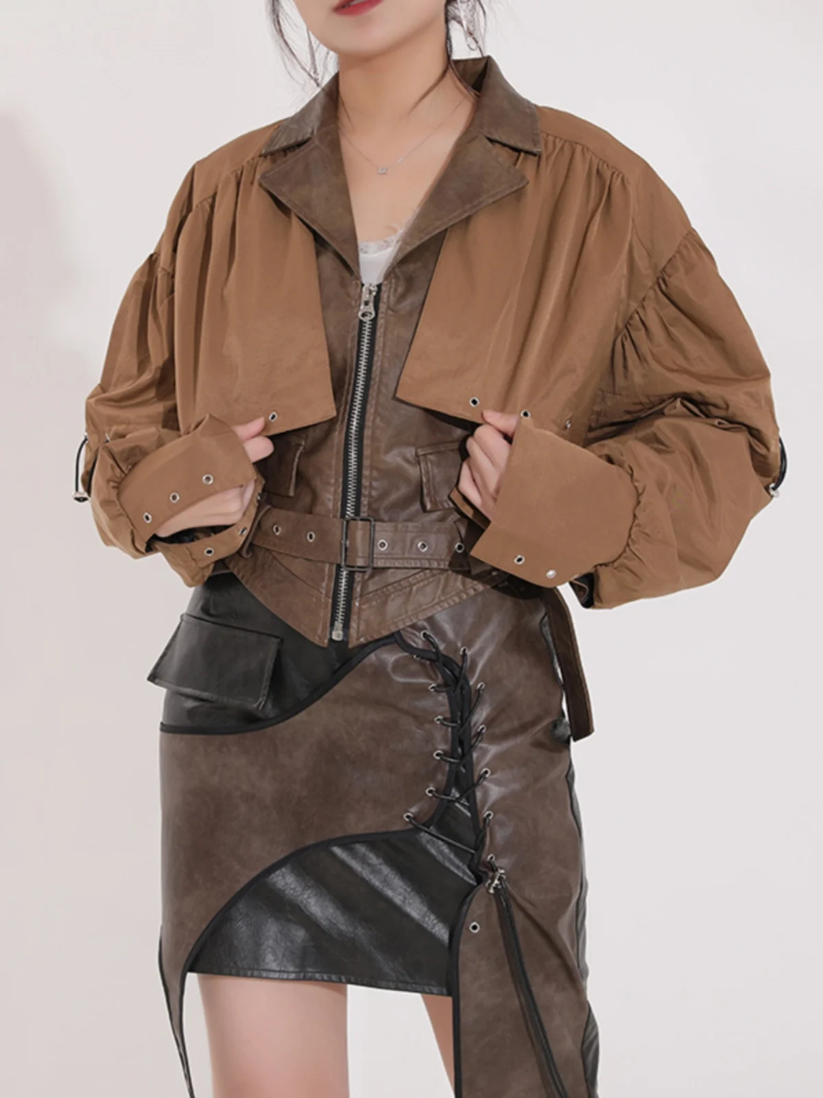 Комплект из двух предметов: укороченный жакет и жилет из искусственной кожи в стиле пэчворк STUDIO Street Sle для женщин, осенняя верхняя одежда с эффектом утяжки на талии
Комплект из двух предметов: укороченный жакет и жилет из искусственной кожи в стиле пэчворк STUDIO Street Sle для женщин, осенняя верхняя одежда с эффектом утяжки на талии