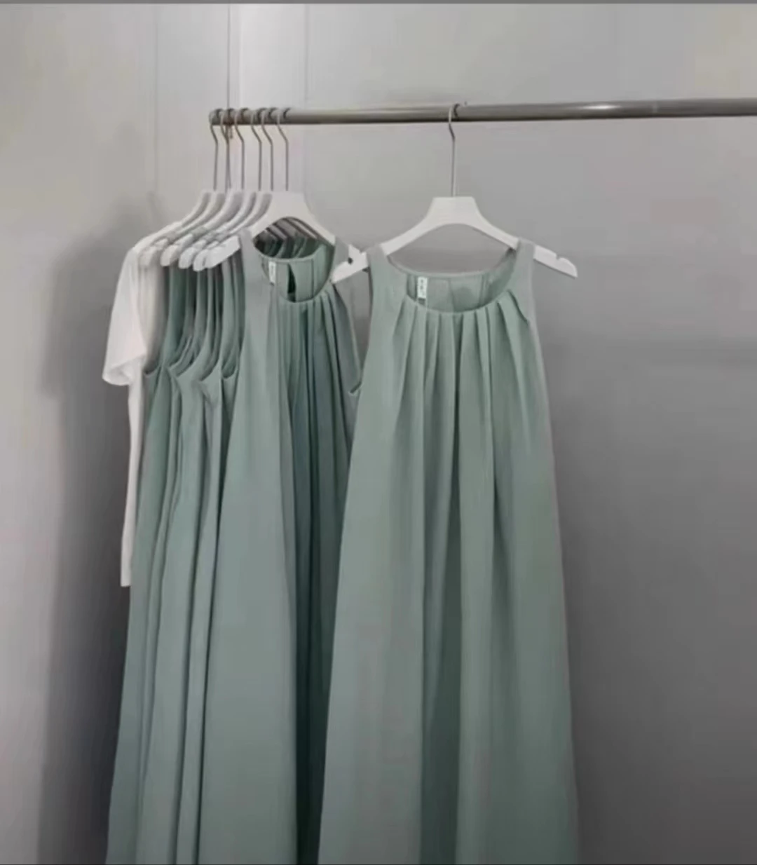 Open back pleated sleeveless vest dress for women's summer retro design, loose and versatile white long skirt, beach style
Open back pleated sleeveless vest dress for women's summer retro design, loose and versatile white long skirt, beach style