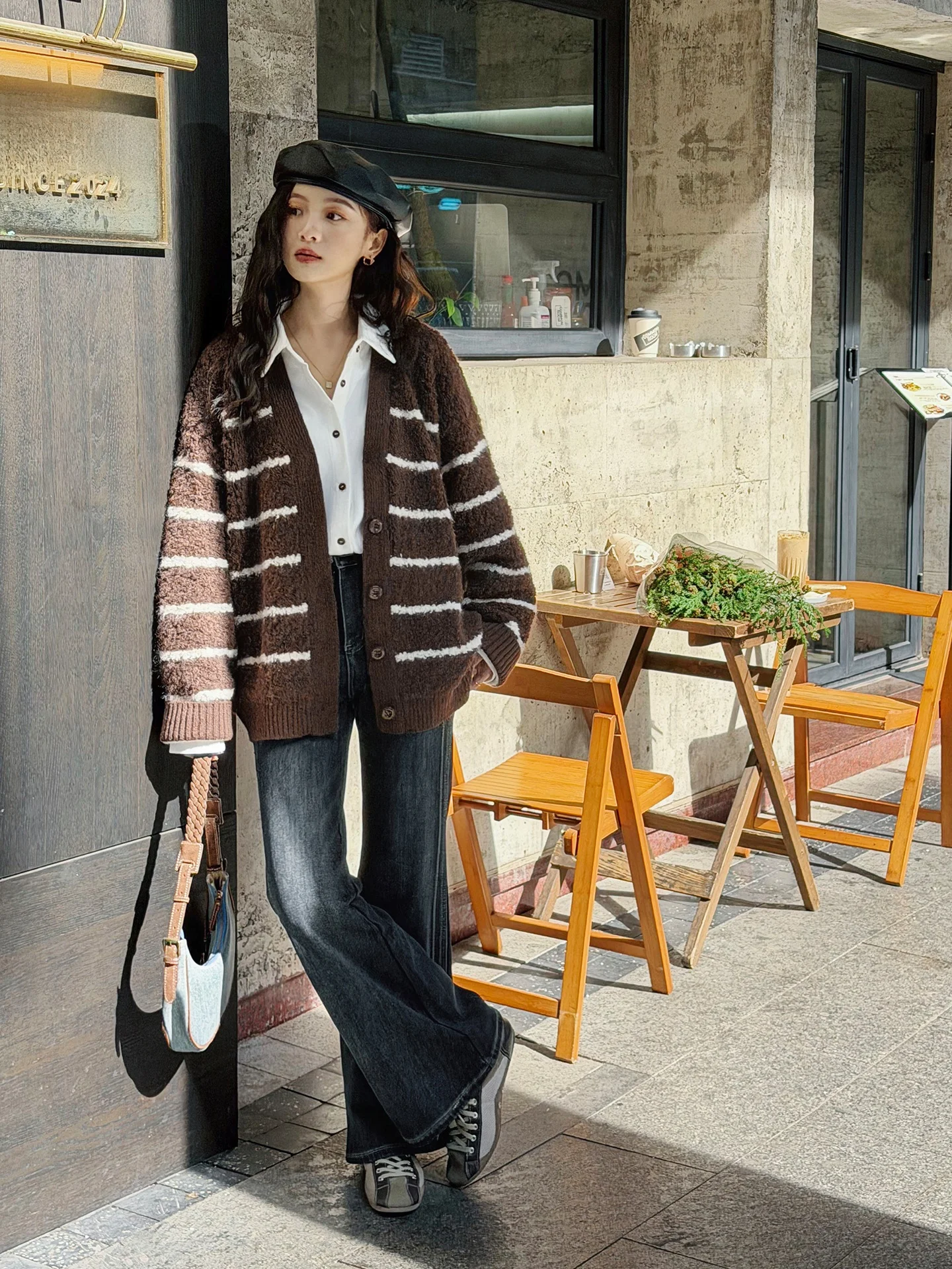 Кофейный полосатый вязаный кардиган с V-образным вырезом, свободного кроя, повседневный, с длинными рукавами, утепленный, для женщин, для поездок на работу и города
Кофейный полосатый вязаный кардиган с V-образным вырезом, свободного кроя, повседневный, с длинными рукавами, утепленный, для женщин, для поездок на работу и города