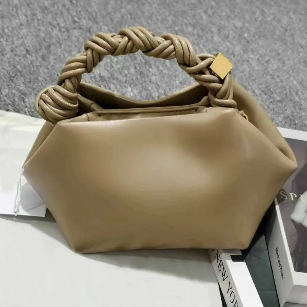 High Quality Shoulder Handbag for Women French À Une Épaule Sac À Bandoulière Shell Y2k Paris Ins Trendy Crossbody Bag Leather
High Quality Shoulder Handbag for Women French À Une Épaule Sac À Bandoulière Shell Y2k Paris Ins Trendy Crossbody Bag Leather