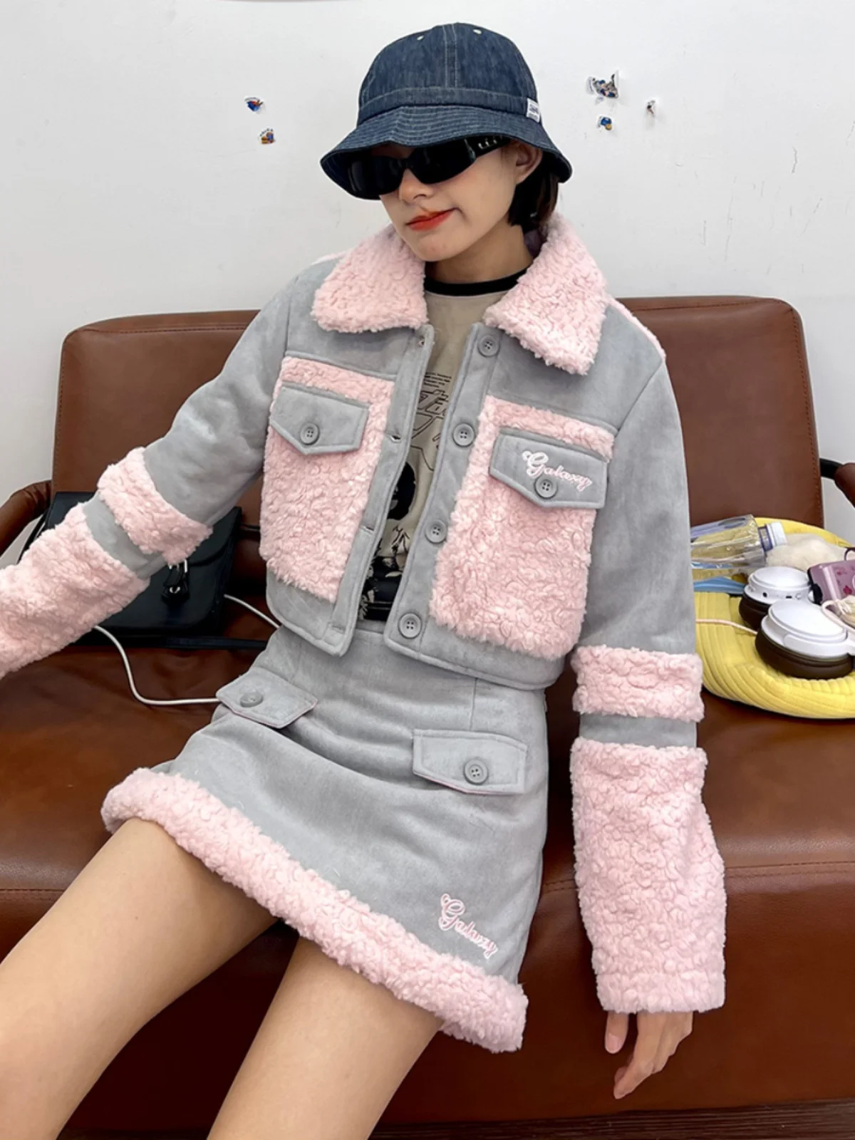 Suede Spliced Lamb Hair Thickened suits for Women's 2023 Winter New Jacket Short Skirt Two Piece Set Fashion
Suede Spliced Lamb Hair Thickened suits for Women's 2023 Winter New Jacket Short Skirt Two Piece Set Fashion