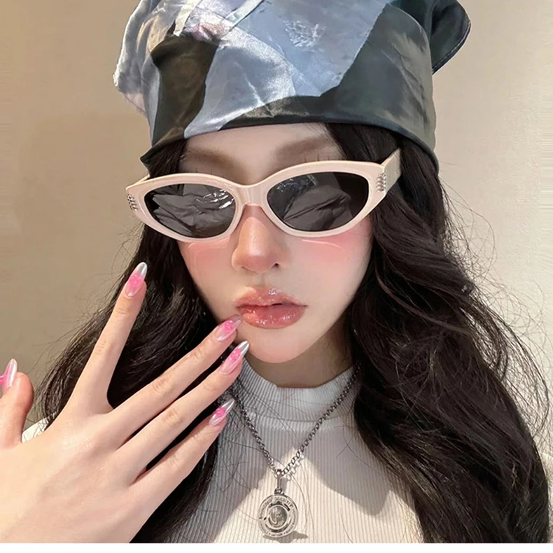 European and American Spice Girls Wind Sunglasses Retro Cat's Eye Small Frame Ultra Light Polarized Light Anti-UV
European and American Spice Girls Wind Sunglasses Retro Cat's Eye Small Frame Ultra Light Polarized Light Anti-UV