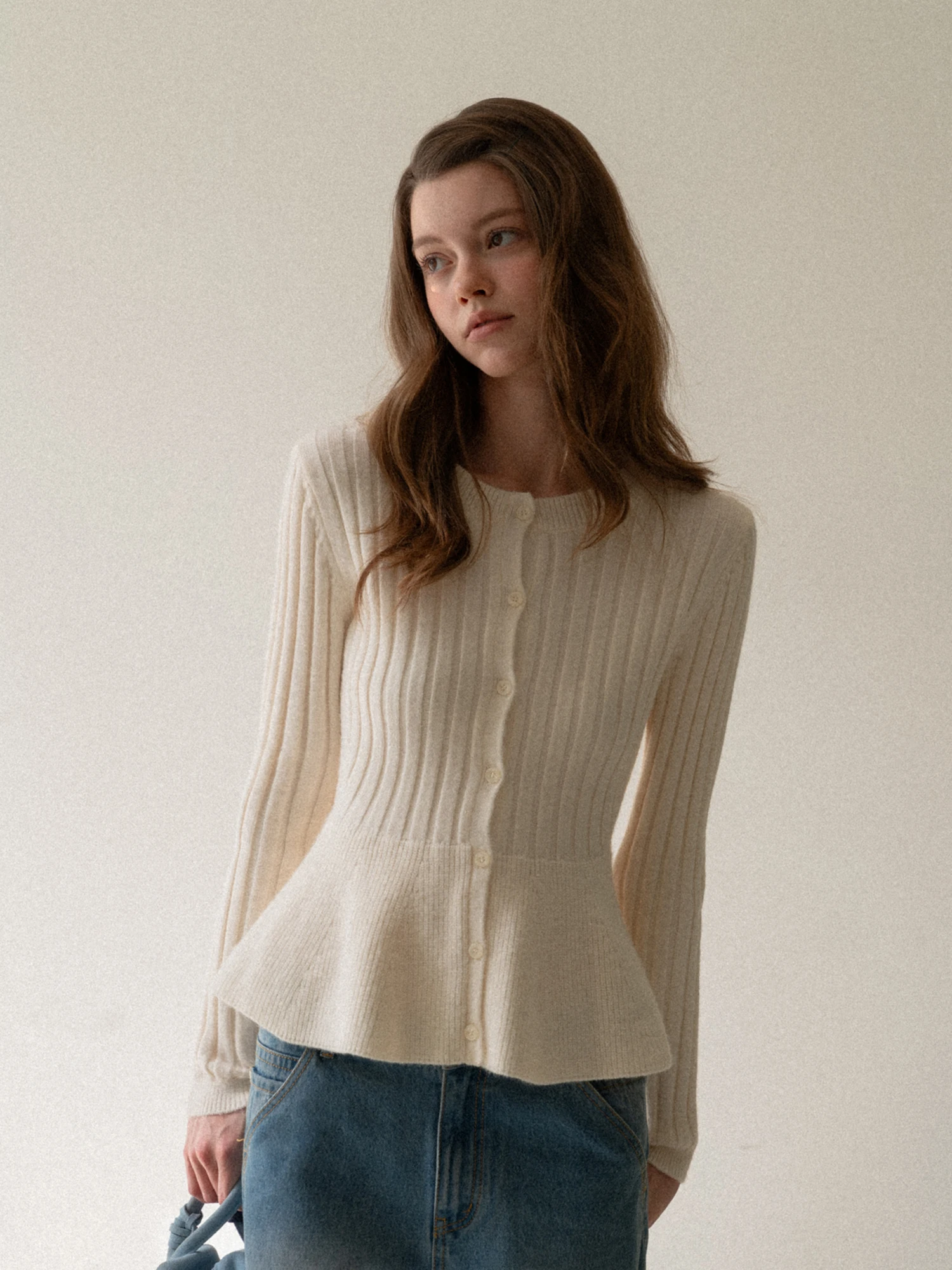 Трикотажный свитер Slim Fit в корейском стиле, мягкий, с круглым вырезом, теплый, повседневный, для работы, Eggka, светло-бежевый, вязаный, женский, модный.
Трикотажный свитер Slim Fit в корейском стиле, мягкий, с круглым вырезом, теплый, повседневный, для работы, Eggka, светло-бежевый, вязаный, женский, модный.