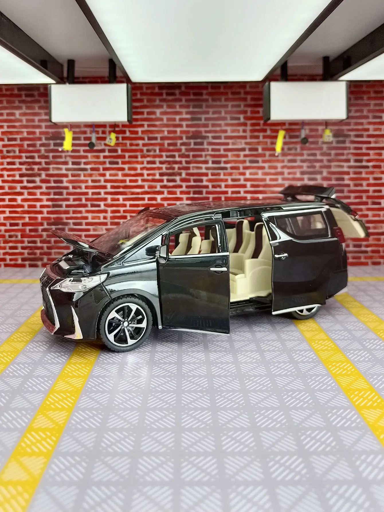 Модель автомобиля Toyota AE86 из сплава, масштаб 1:30, с открывающимися дверями, передним капотом и багажником, богатая детализация, высокое качество изготовления.
Модель автомобиля Toyota AE86 из сплава, масштаб 1:30, с открывающимися дверями, передним капотом и багажником, богатая детализация, высокое качество изготовления.
