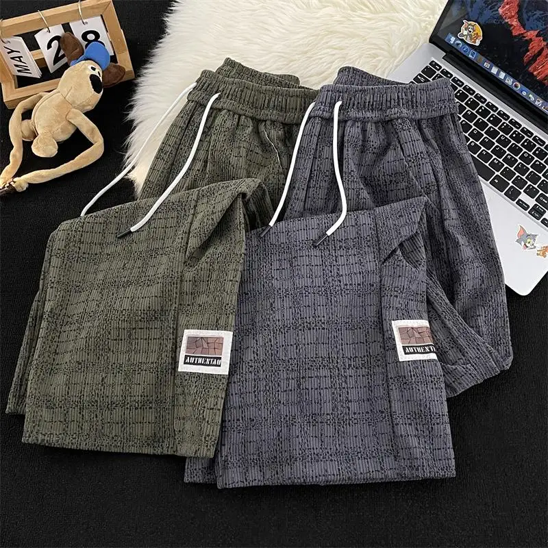 Вельветовые брюки в клетку в стиле ретро для мужчин, с эластичной резинкой на талии и аппликацией, осенние американские модные прямые плиссированные брюки
Вельветовые брюки в клетку в стиле ретро для мужчин, с эластичной резинкой на талии и аппликацией, осенние американские модные прямые плиссированные брюки