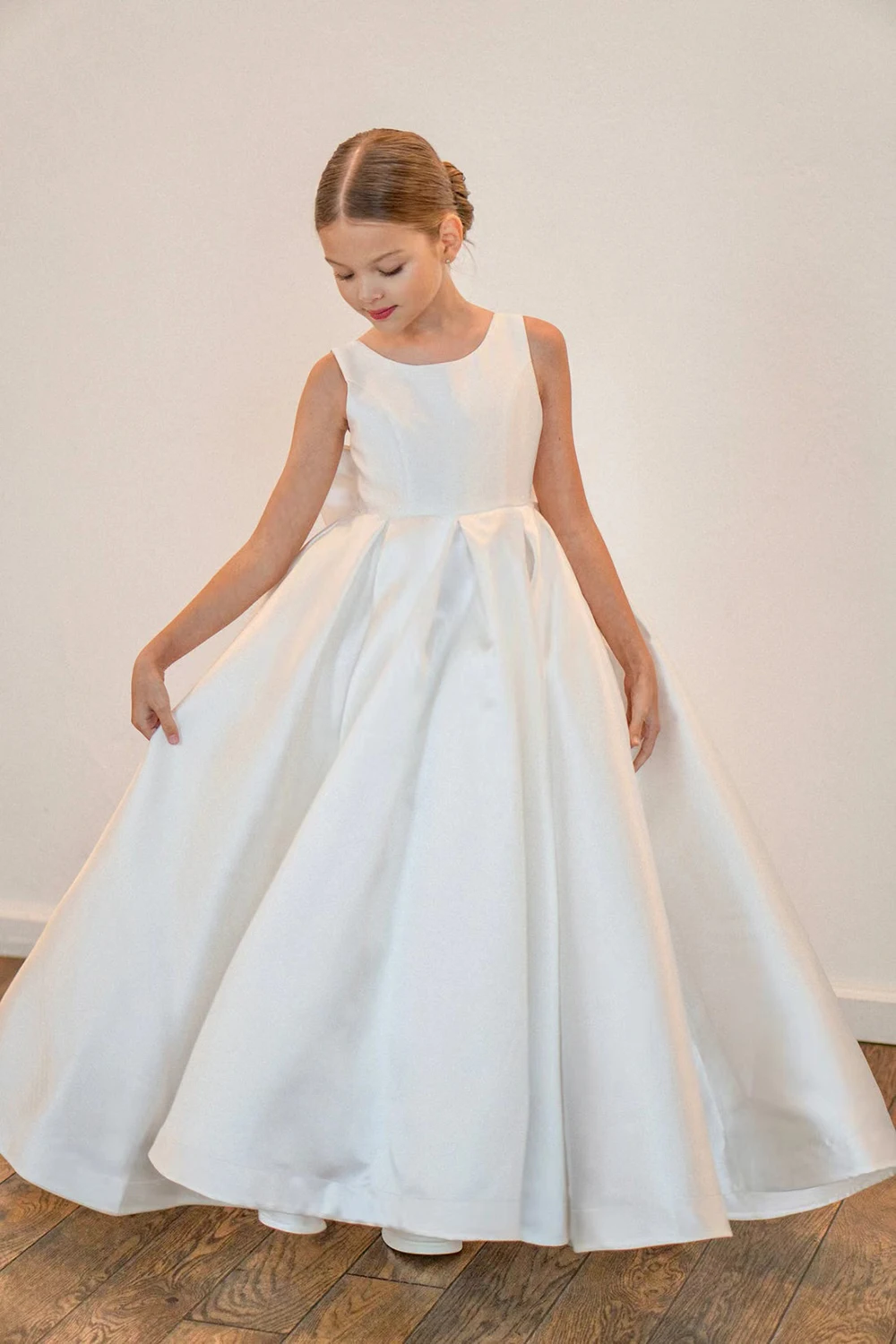 White Satin Sleeveless Flower Girl Dress For Wedding With Bow Elegant Ball Gowns Simple Birthday Party First Communion Dresses
White Satin Sleeveless Flower Girl Dress For Wedding With Bow Elegant Ball Gowns Simple Birthday Party First Communion Dresses