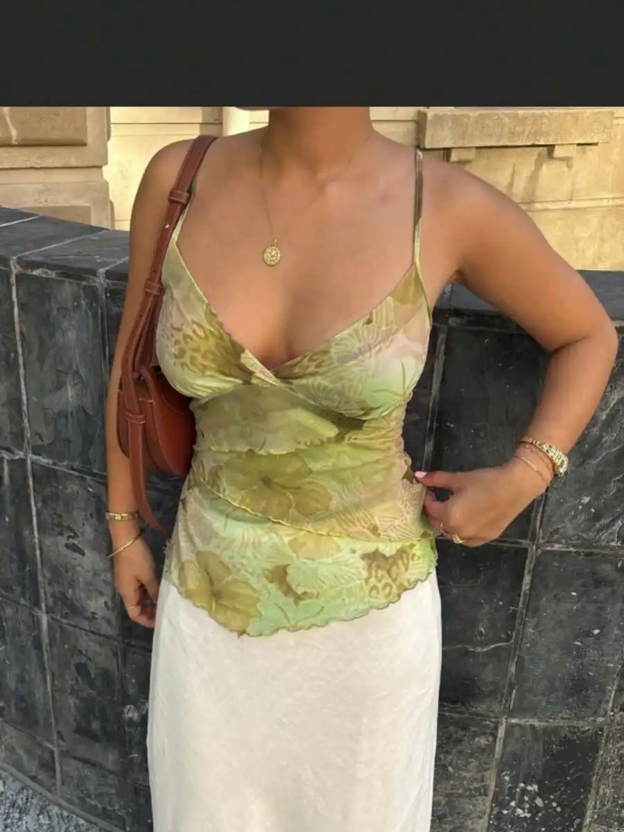 Women Floral V-Neck Irregular Hem Camisole Top
Women Floral V-Neck Irregular Hem Camisole Top