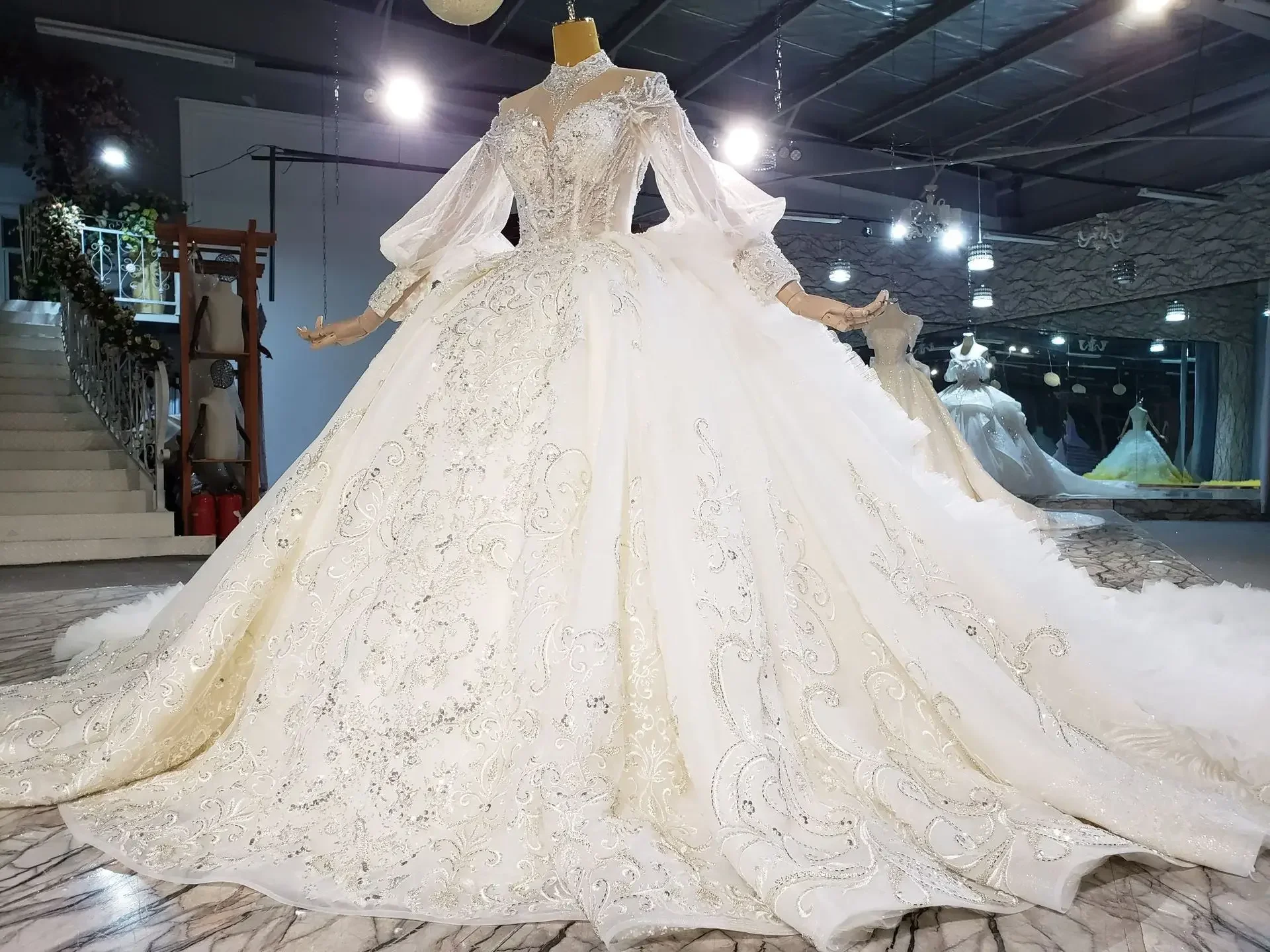 Customized High Neck Embroidery Beads Ballgown Wedding Dress Cathedral Train Long Sleeves Vestidos De Novia Bridal Gowns
Customized High Neck Embroidery Beads Ballgown Wedding Dress Cathedral Train Long Sleeves Vestidos De Novia Bridal Gowns