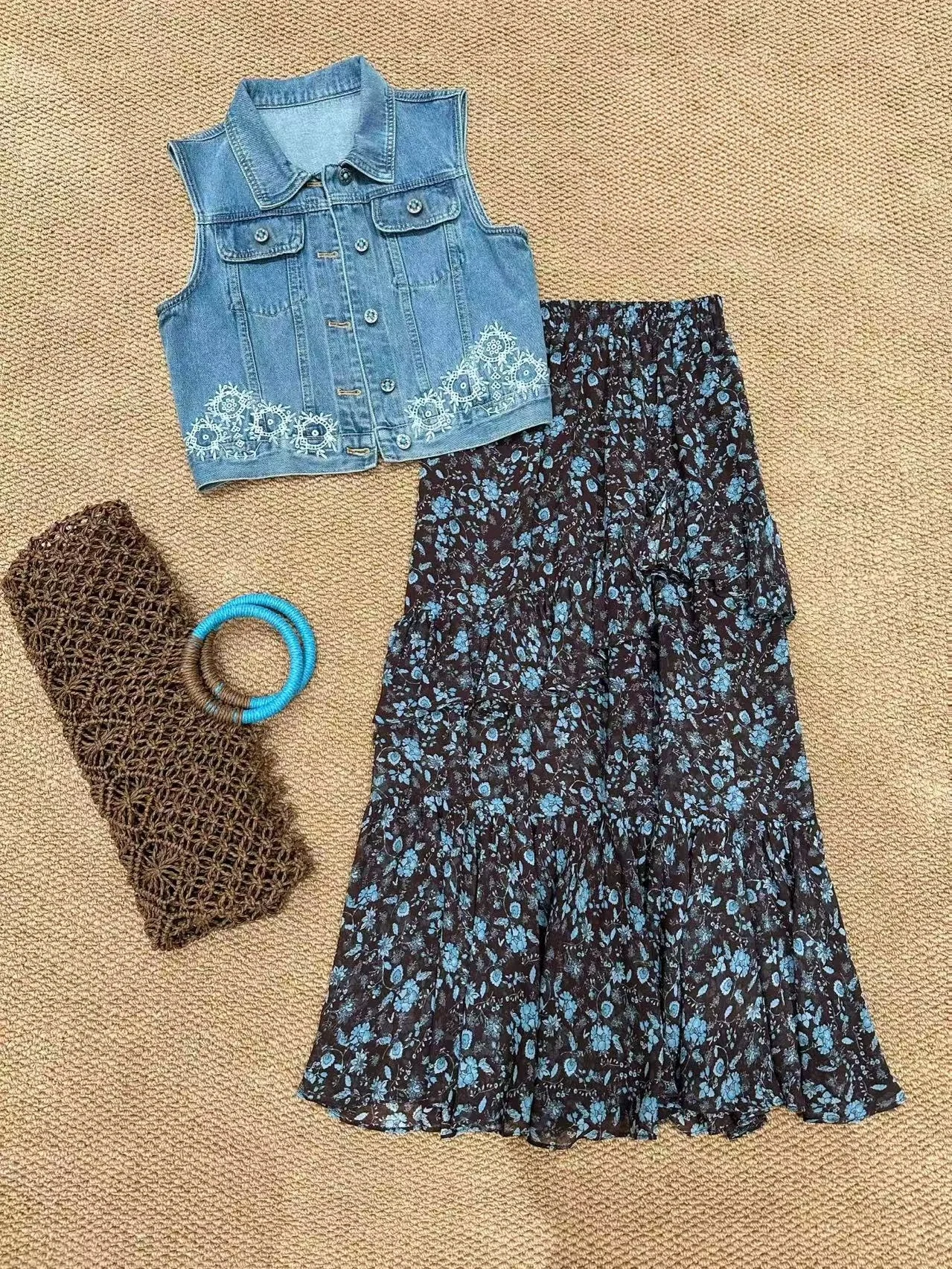 Fashionable 2026 Summer Korean Countryside Style Denim Lace Trimmed Patchwork Vest Top Floral Long Skirt Women's Ensemble
Fashionable 2026 Summer Korean Countryside Style Denim Lace Trimmed Patchwork Vest Top Floral Long Skirt Women's Ensemble